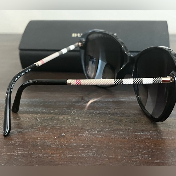 Burberry Sunglasses - Excellent Condition - Picture 14 of 16